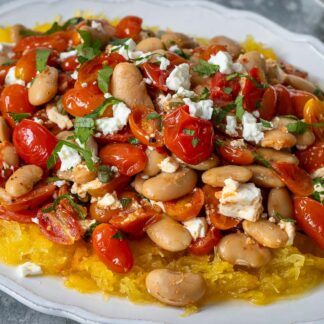 Gebackene Spaghetti Kürbis mit Tomaten, Feta und Weißen Bohnen