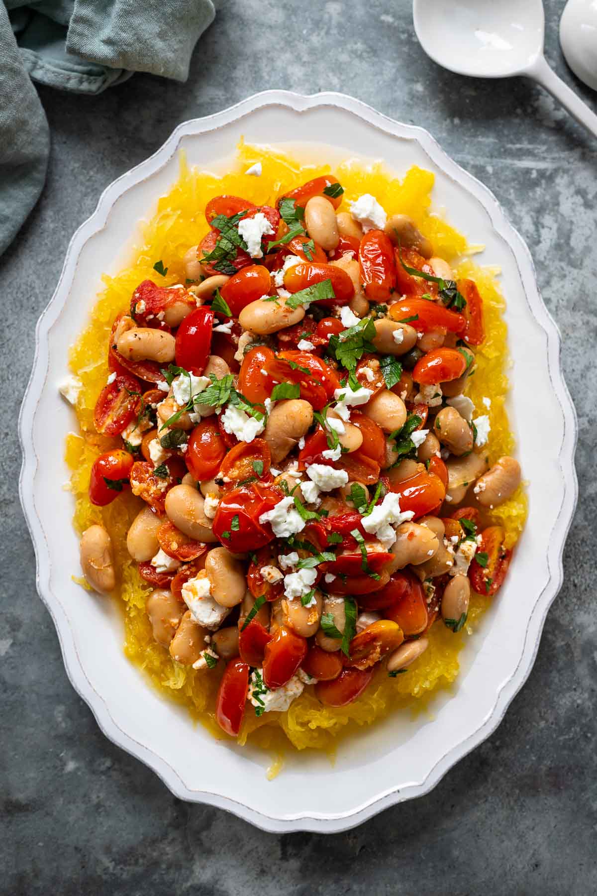 Gebackene Spaghetti Kürbis Rezept mit Tomaten, Feta und Weißen Bohnen