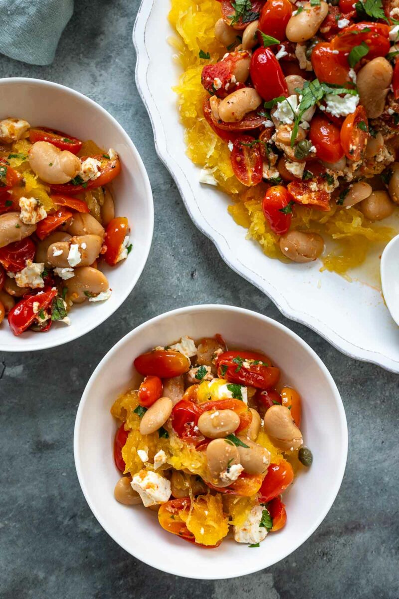 Gebackene Spaghetti Kürbis Rezept mit Tomaten, Feta und Weißen Bohnen