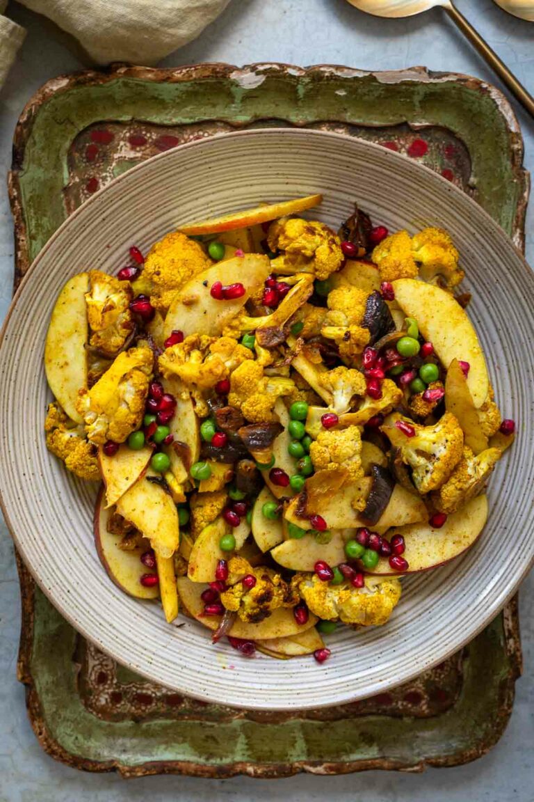 Blumenkohlsalat Rezept mit geröstetem Blumenkohl, frischen Äpfeln, Erbsen und aromatischen Curry-Gewürzen