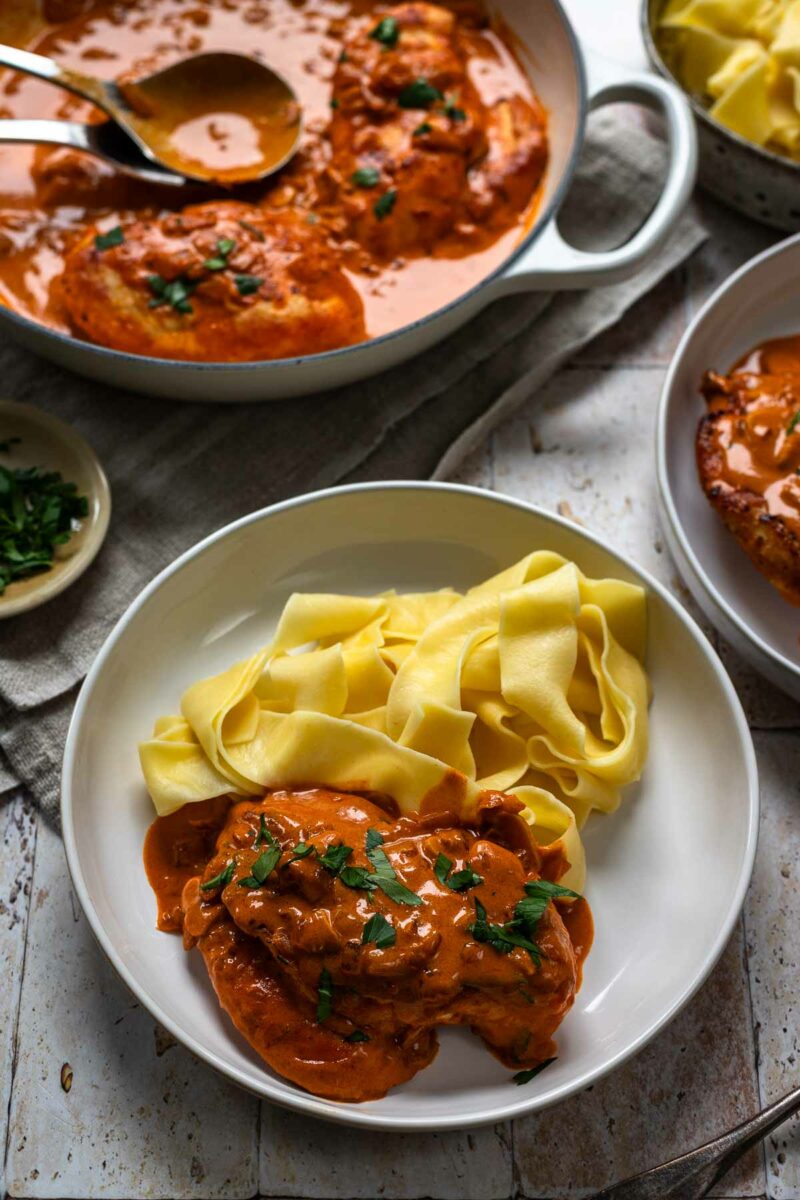 Einfache Hähnchen-Paprika-Pfanne serviert mit Bandnudeln