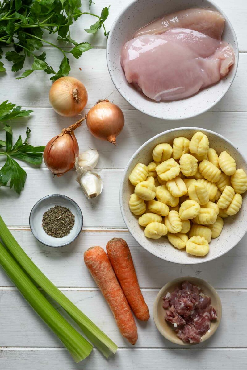 Zutaten für Suppe mit Hahnchenbrustfilet Gemüse und Gnocchi