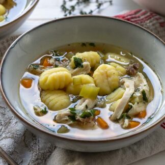 Hühnersuppe mit Gemüse und Gnocchi