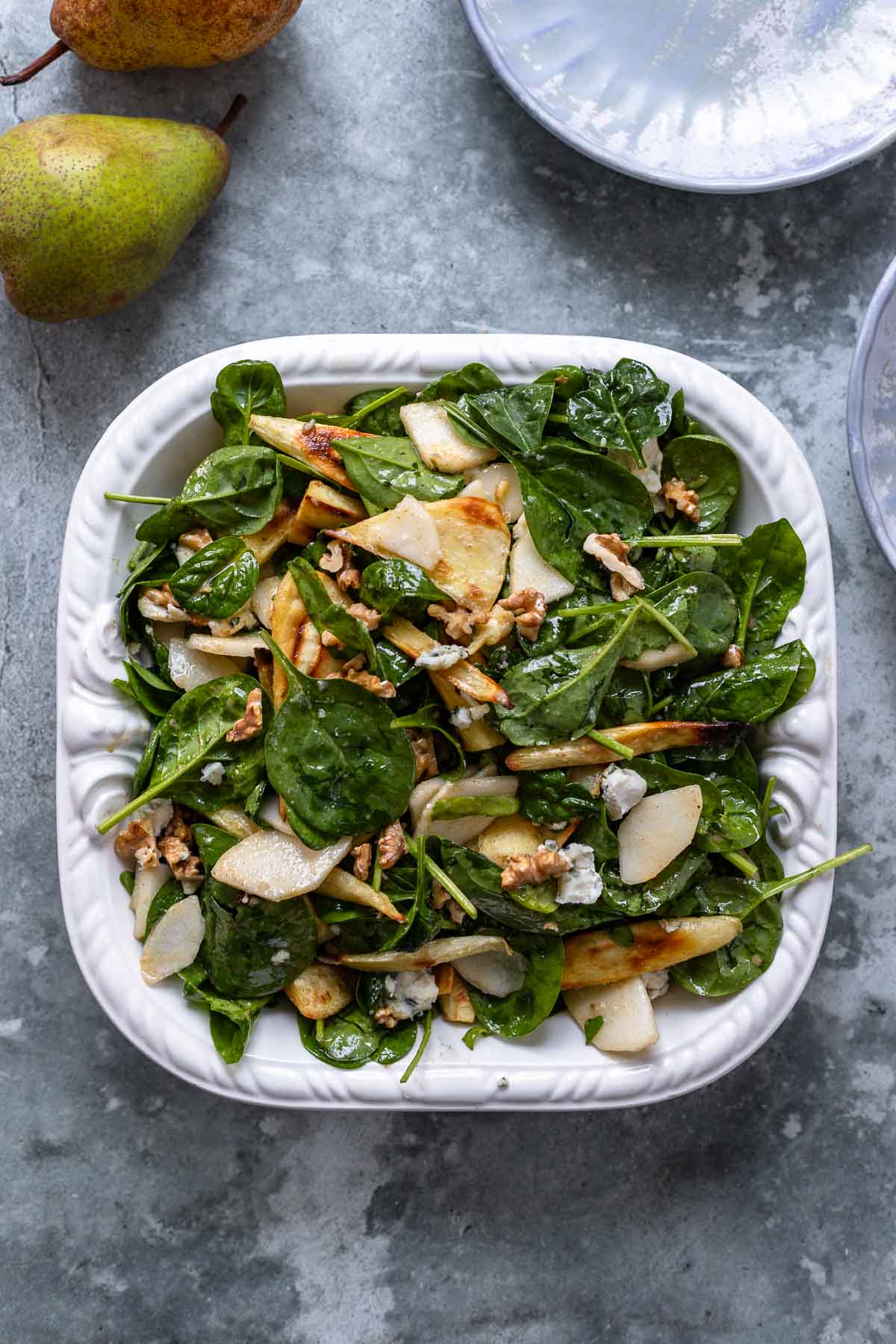 Spinat Salat mit gerösteten Pastinaken, Birnen, Walnüssen & Roquefort