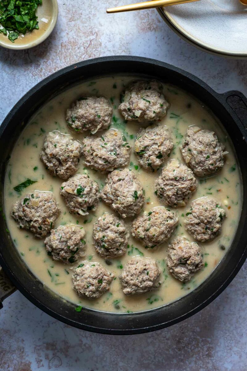 Hackfleischbällchen von Kalb mit Kapern-Creme Sauce