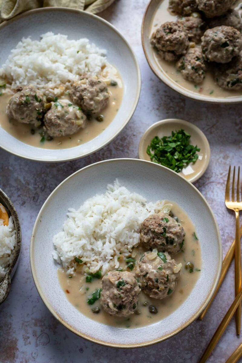 Hackfleischbällchen von Kalb mit Kapern-Creme Sauce serviert mit Reis