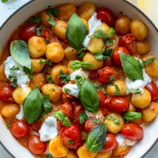 Gnocchi Rezept mit Tomaten und Burrata, garniert mit Basilikum und Minze