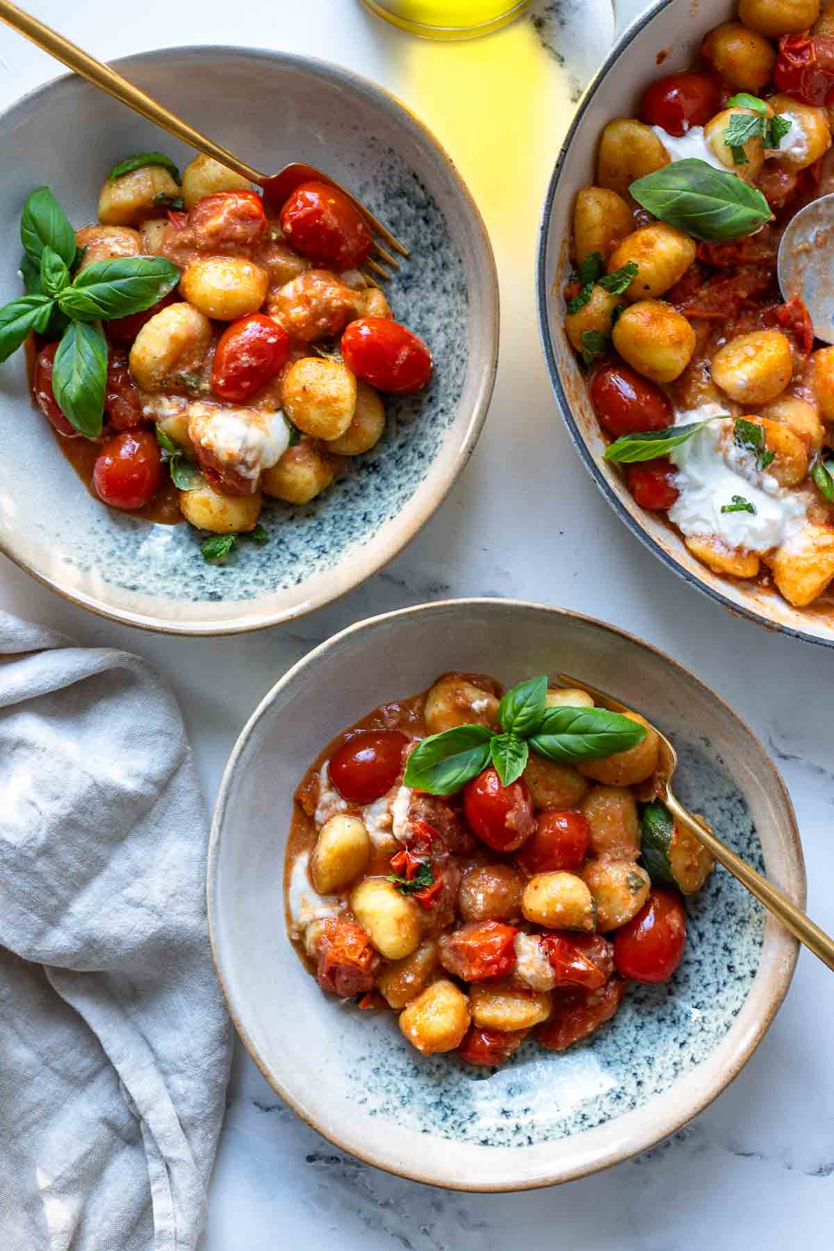 Gnocchi-Rezept mit Tomaten und Burrata, serviert in Schalen Gnocchi-Rezept mit Tomaten und Burrata, serviert in Schalen