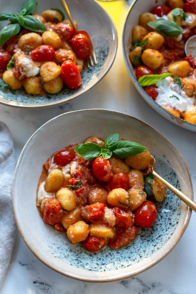 Gnocchi Rezept mit Tomaten und Burrata, serviert in Schalen