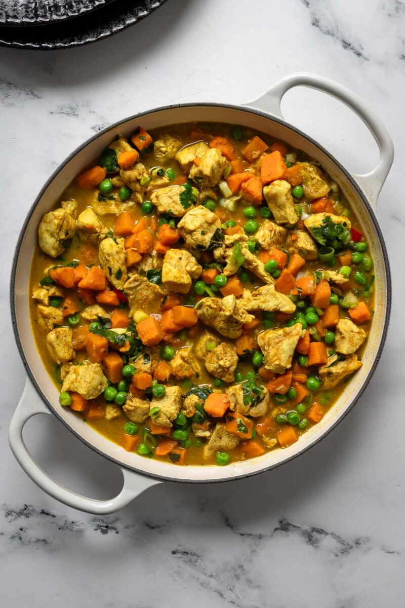 Rezept für Königinnenpasteten Füllung mit Hähnchen-Curry-Füllung gekocht in eine Schmorpfanne