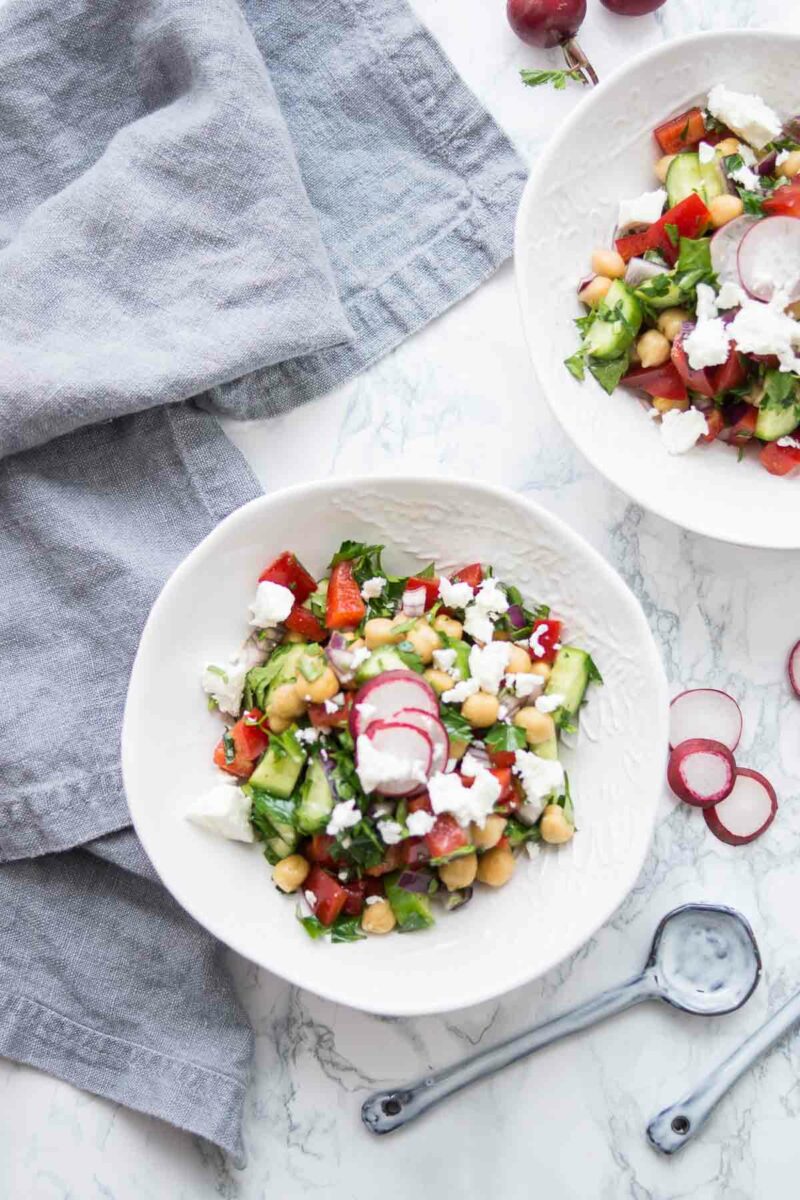 mediterranen Kichererbsensalat mit Feta und Gemüse