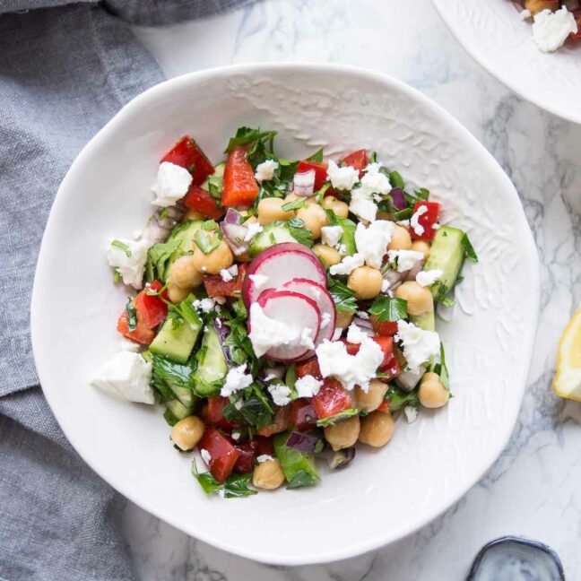 mediterranen Kichererbsensalat mit Feta und Gemüse