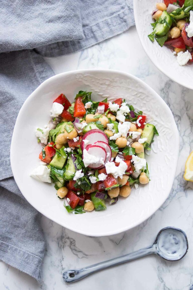 mediterranen Kichererbsensalat mit Feta und Gemüse