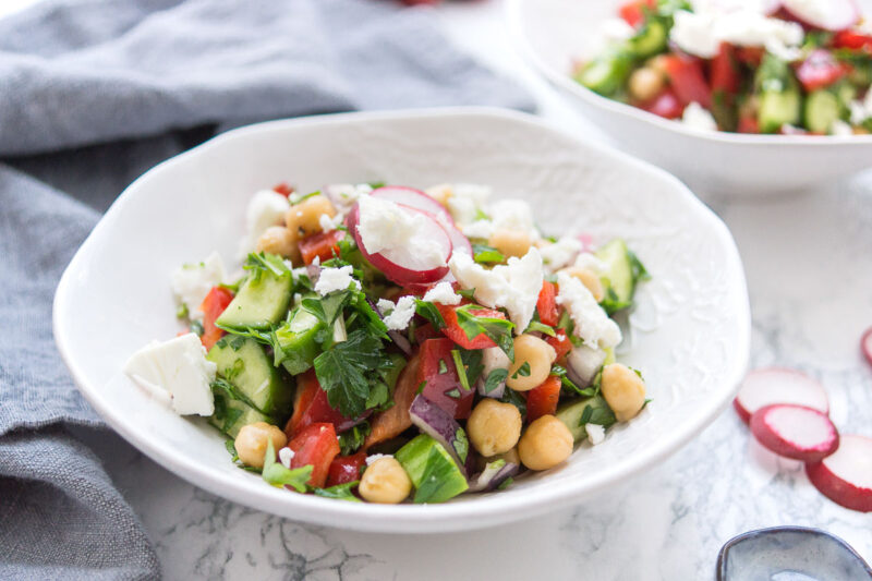 mediterranen Kichererbsensalat mit Feta und Gemüse