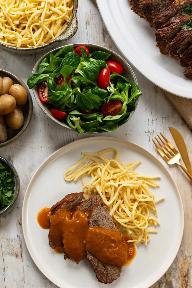 Braised Beef Brisket/ Rinderschmorbraten mit Spätzle und Beilagensalat