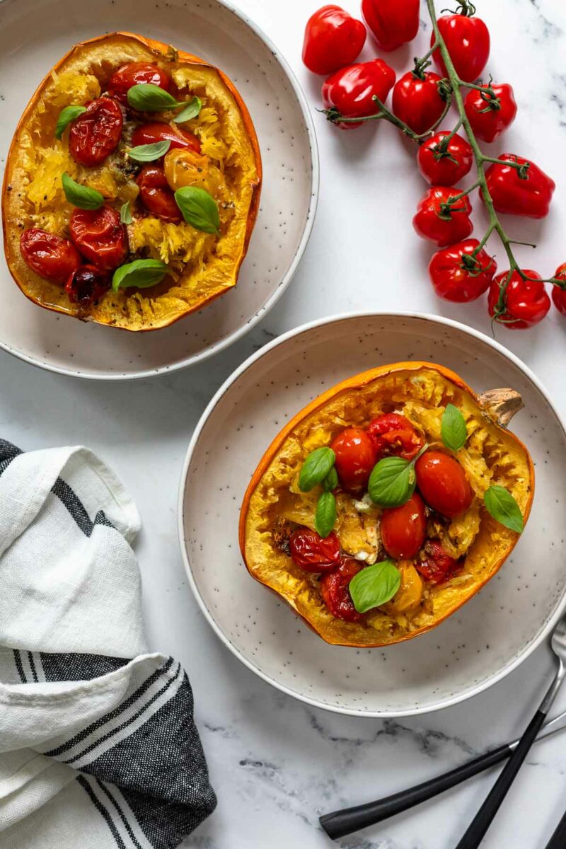 Baked Spaghetti Squash recipe with Feta and Tomates serred and ready to eat (Spaghettikürbis mit Feta und Tomaten — Einfaches Rezept)