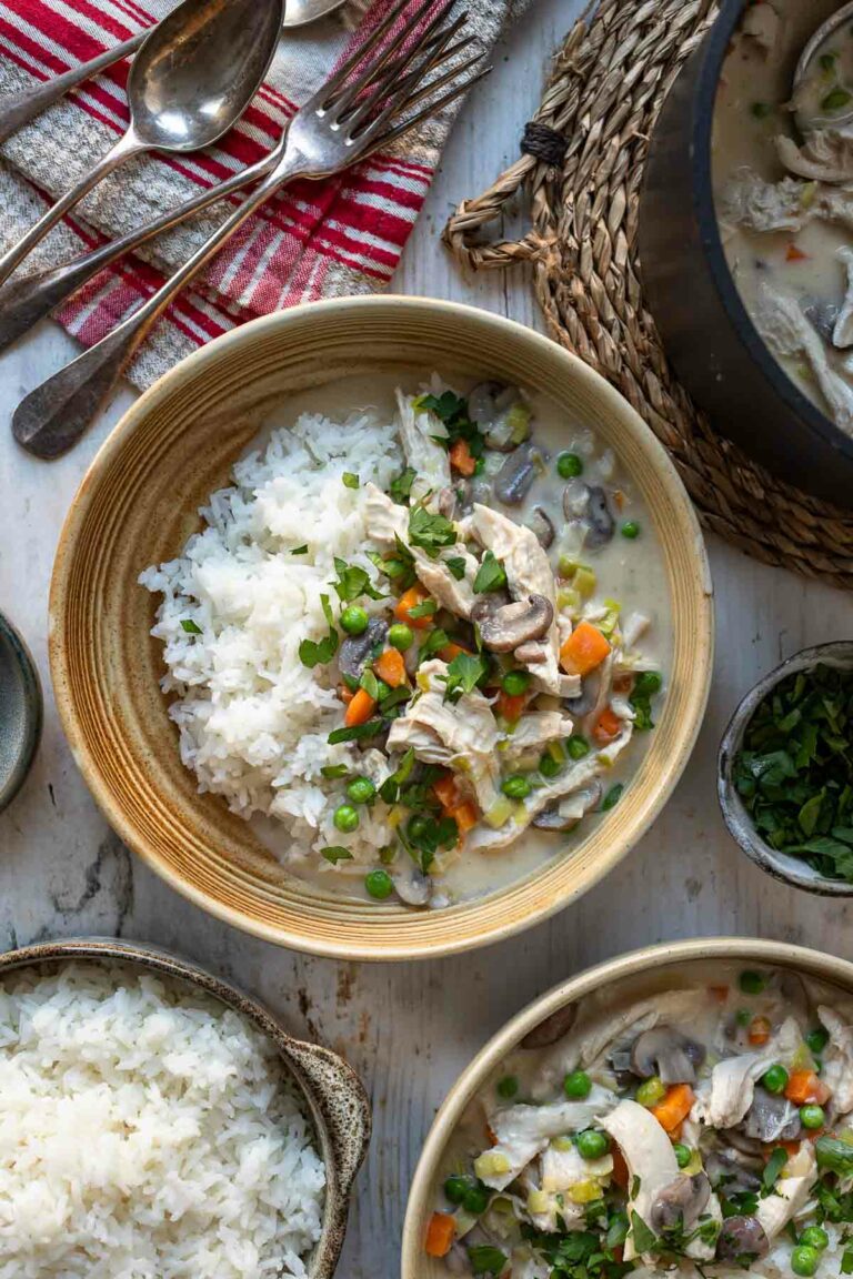 Hühnerfrikassee wie bei Oma serviert mit Reis
