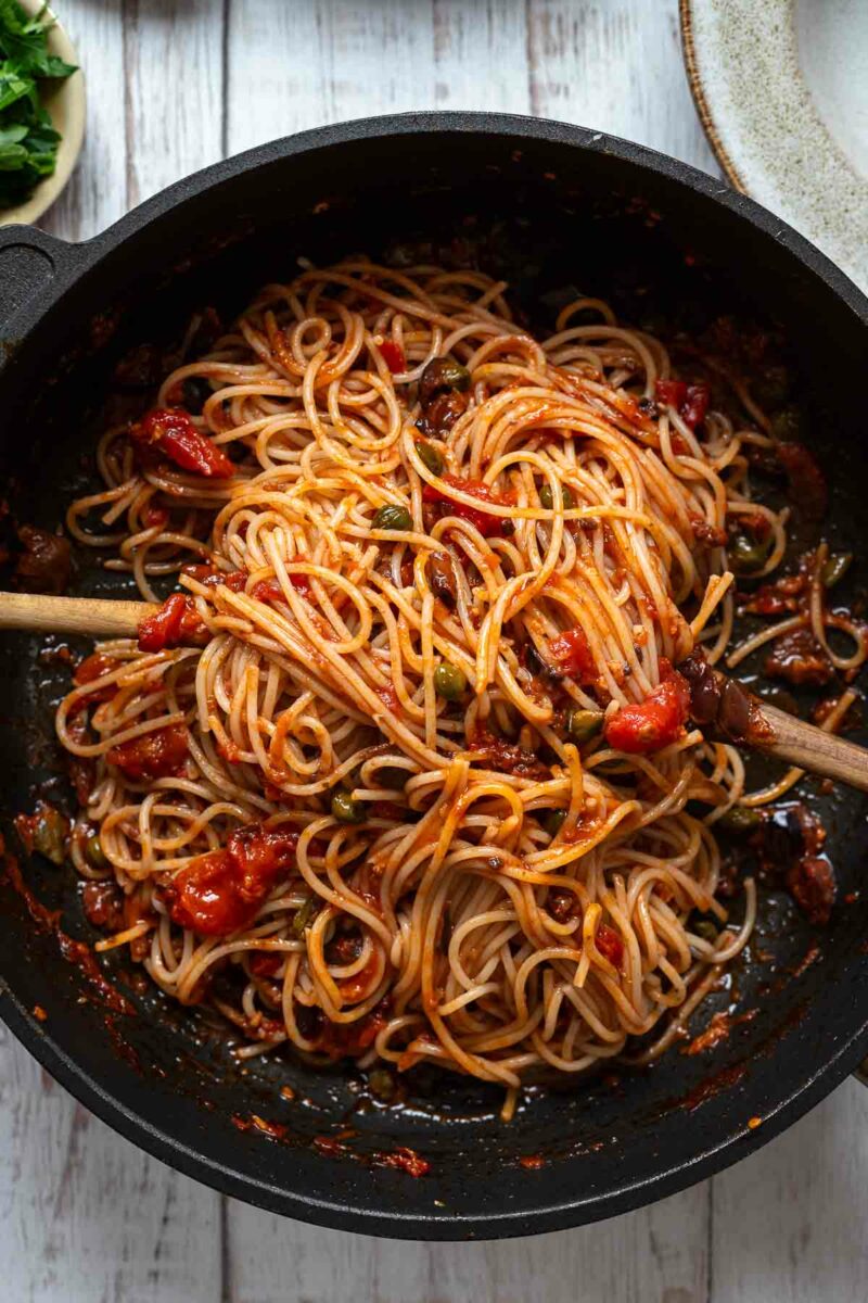 Spaghetti Puttanesca Rezept fertig gekocht in die Pfanne mit Pasta