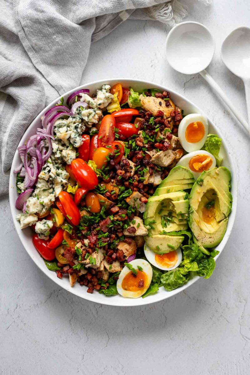 Cobb Salat Rezept mit Romana Salatherzen, gebratenem Hähnchen, knusprigem Speck, cremiger Avocado, Blauschimmelkäse und hart gekochten Eiern