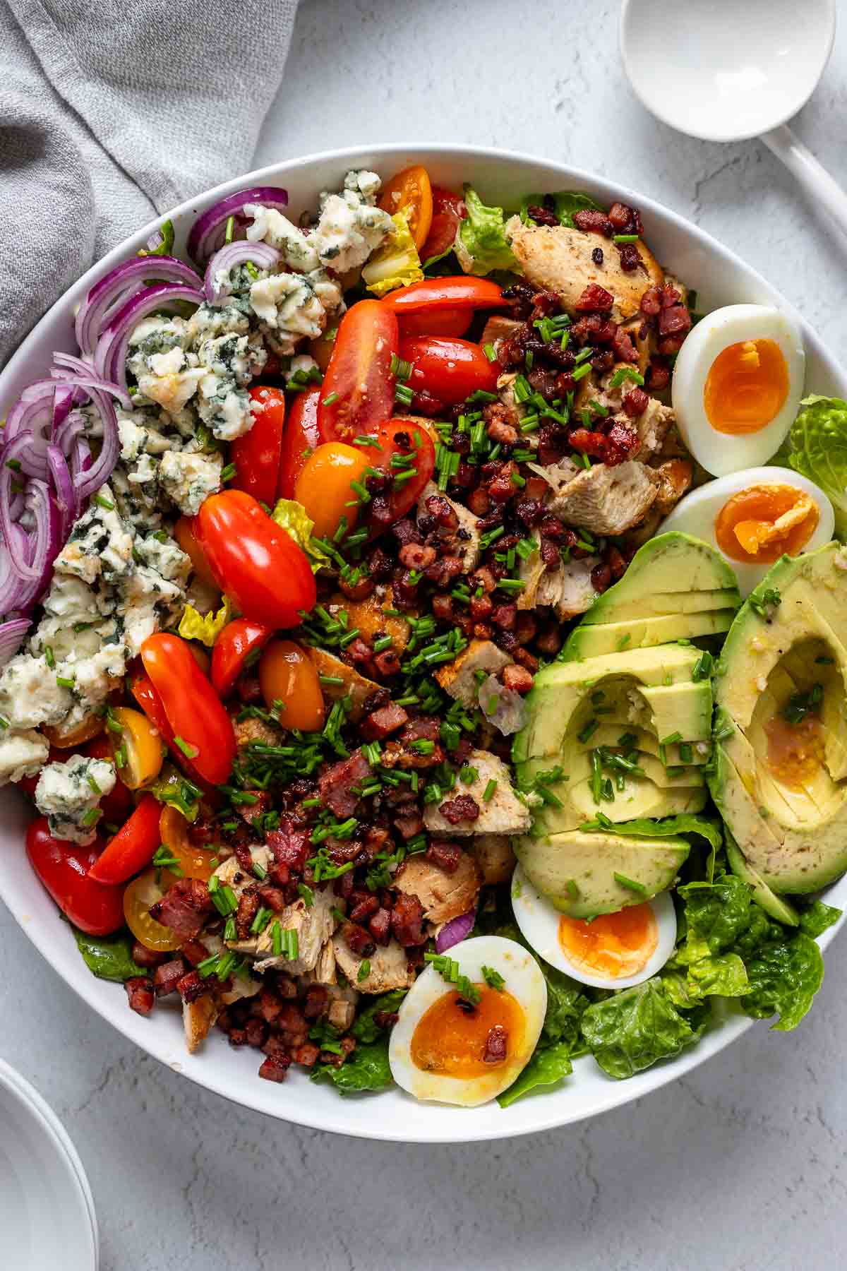 Cobb Salat Rezept mit Romana Salatherzen, gebratenem Hähnchen, knusprigem Speck, cremiger Avocado, Blauschimmelkäse und hart gekochten Eiern