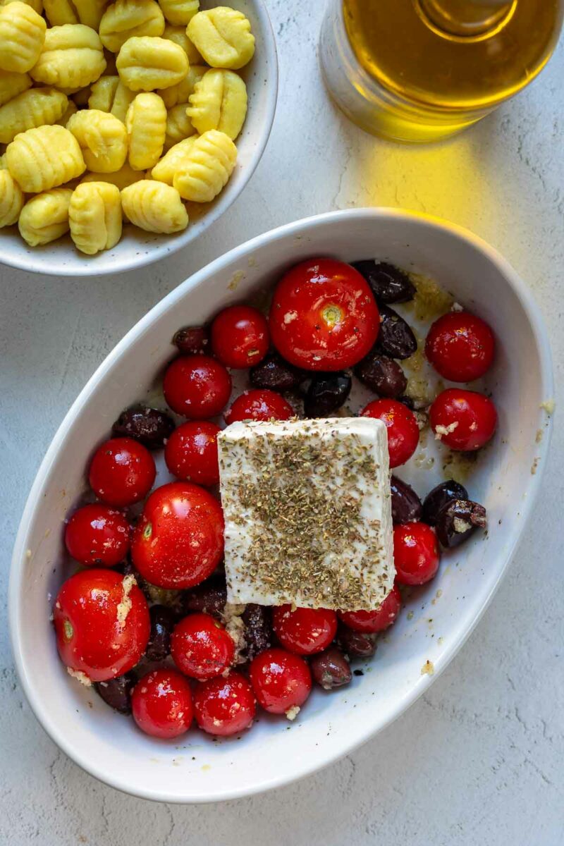 Tomaten, Feta and Oliven bereit fürs Backen