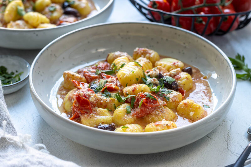 Gebackener Feta mit Tomaten, Oliven und Gnocchi