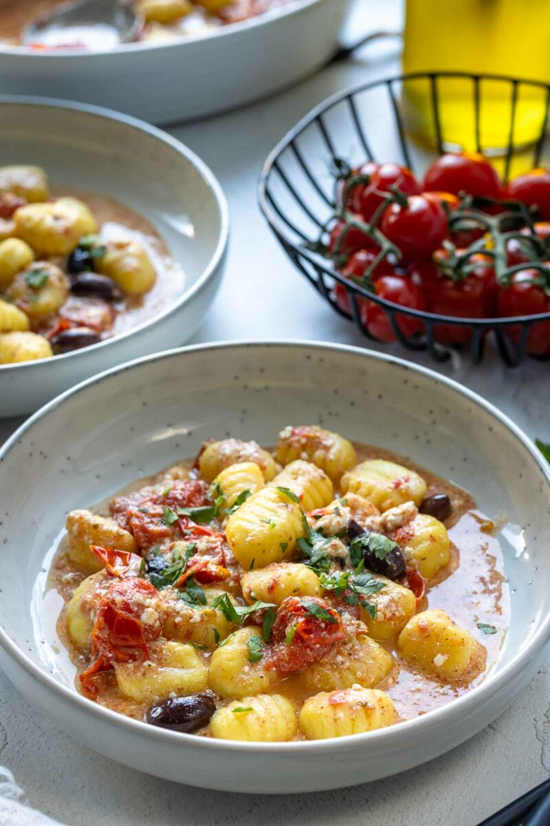 Gebackener Feta mit Tomaten, Oliven und Gnocchi