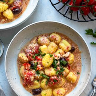 Gebackener Feta mit Tomaten, Oliven und Gnocchi