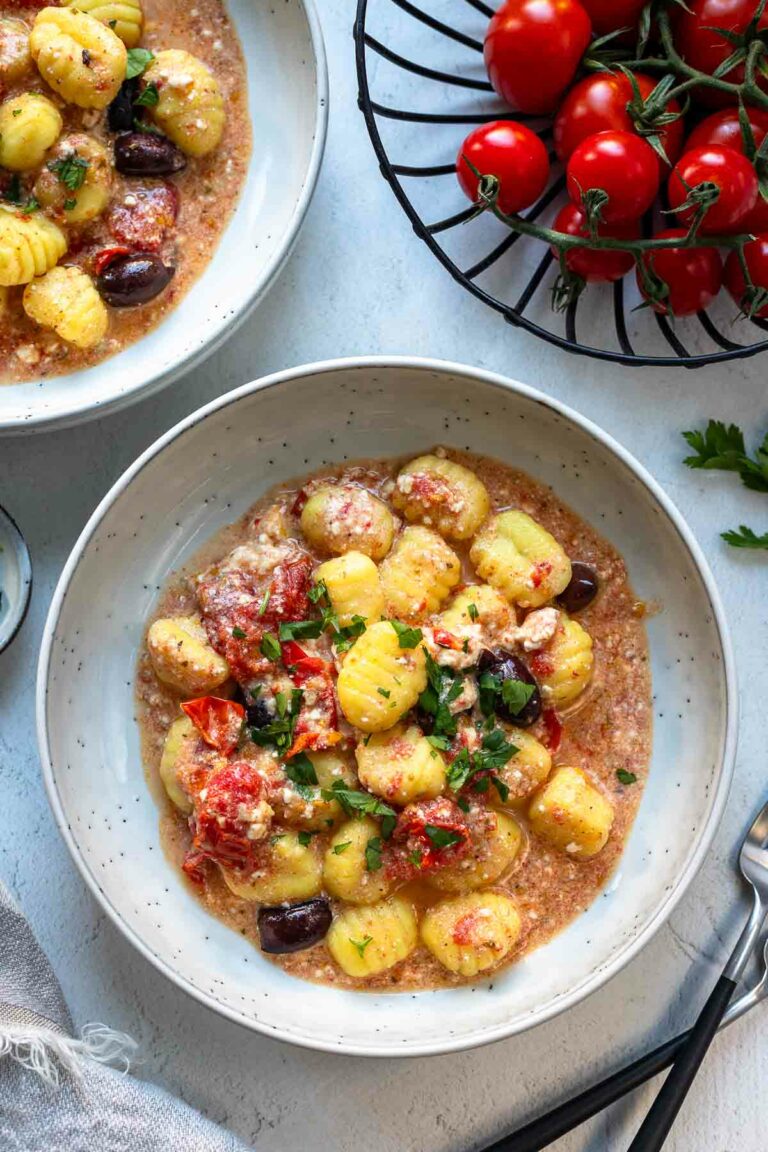 Gebackener Feta mit Tomaten, Oliven und Gnocchi
