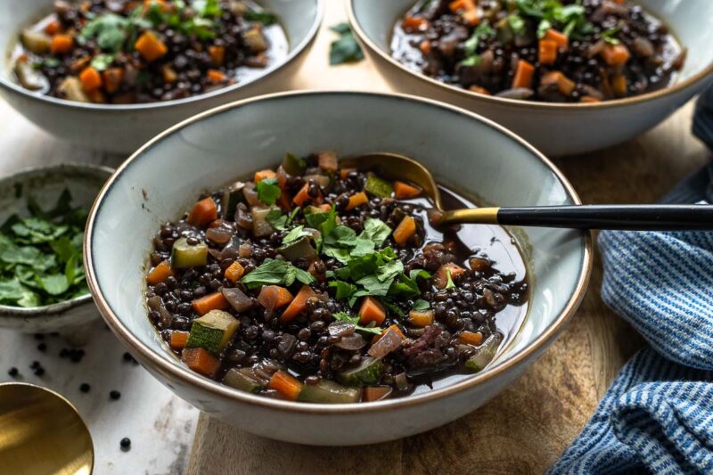 Lentil Stew - Linseneintopf Rezept mit Gemüse (Beluga Linsen Suppe mit Zucchini und Möhren)