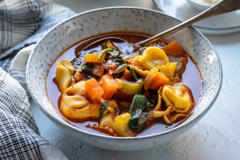 Tortellinis Suppe Rezept mit Tomaten und Gemüse