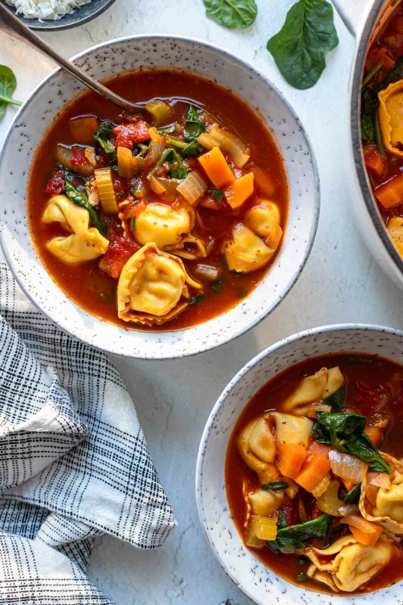 Tortellinis Rezept für Suppe mit Tomaten und Gemüse