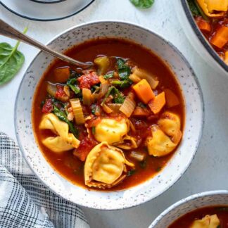 Tortellini Suppe Rezept mit Tomaten und Gemüse