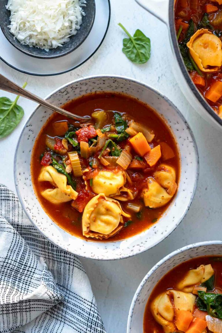 Tortellini Suppe Rezept mit Tomaten und Gemüse