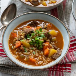 Graupensuppe mit Rindfleisch und Gemüse - Klassisches Rezept