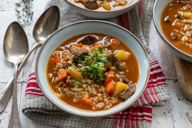 Graupensuppe mit Rindfleisch und Gemüse - Klassisches Rezept