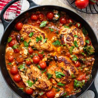 Griechische Hähnchenpfanne mit Tomaten, Feta & Oliven