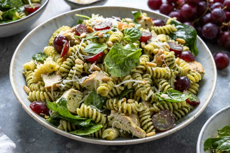 Chicken Pesto Pasta Salad with Pickled Grapes / Nudelsalat mit Pesto Rezept mit Haehnchen, Spinat und Rote Trauben