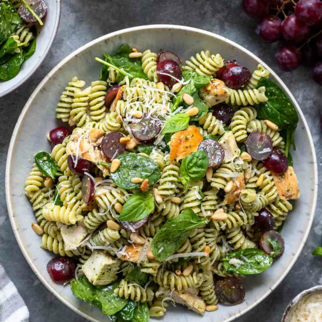 Nudelsalat mit Pesto Rezept mit Haehnchen,  Spinat und Rote Trauben