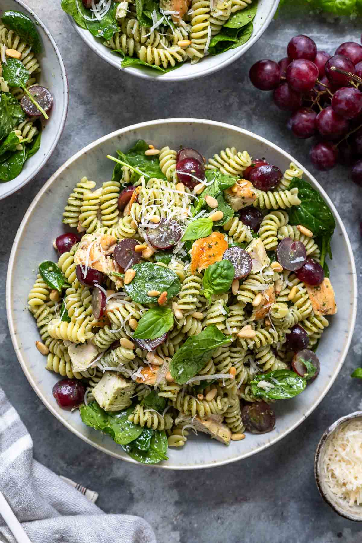 Nudelsalat mit Pesto Rezept mit Haehnchen,  Spinat und Rote Trauben