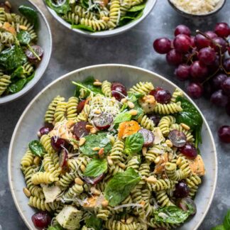 Nudelsalat mit Pesto Rezept mit Haehnchen,  Spinat und Rote Trauben