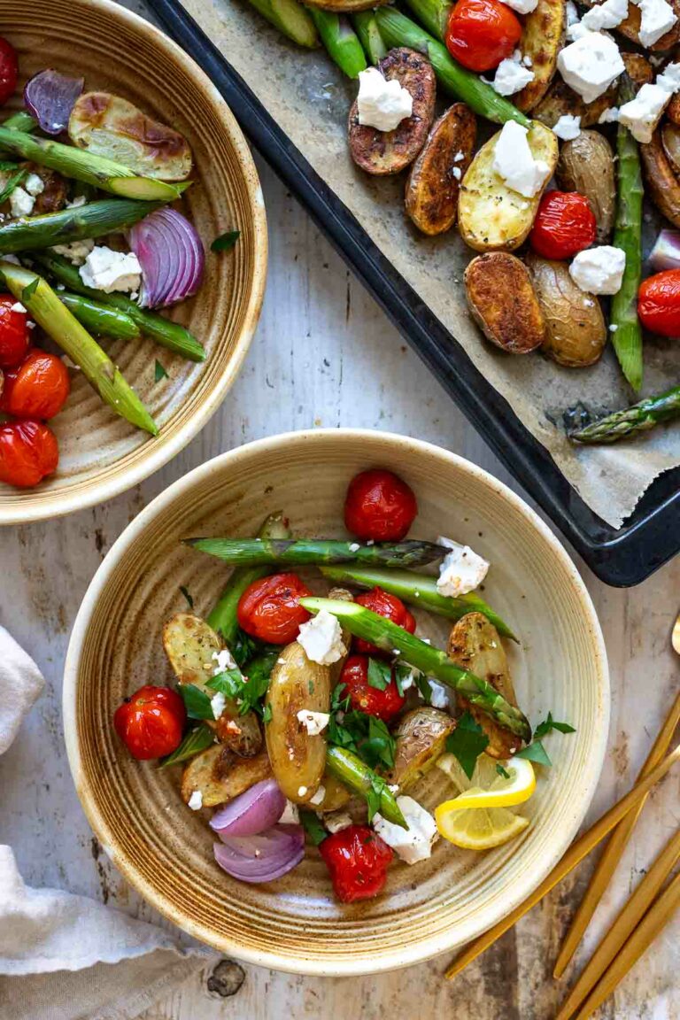 Grüner Spargel mit Kartoffeln aus dem Ofen Rezept mit Tomaten und Feta