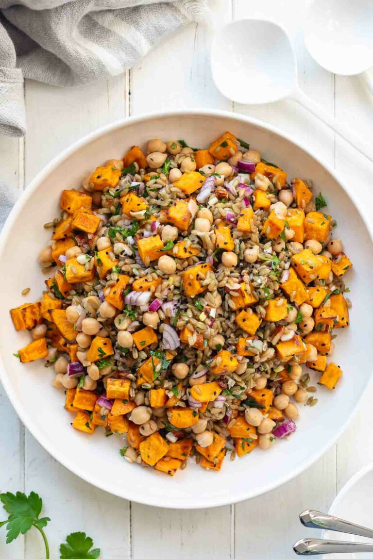 Grünkernsalat Rezept mit gerösteten Süßkartoffeln und Kichererbsen