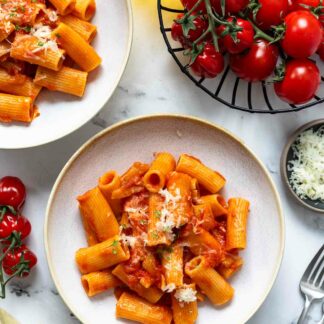 Original Pasta Amatriciana Rezept mit Rigatoni, Guanciale, San Marzano Tomaten und Pecorino Romano Käse.