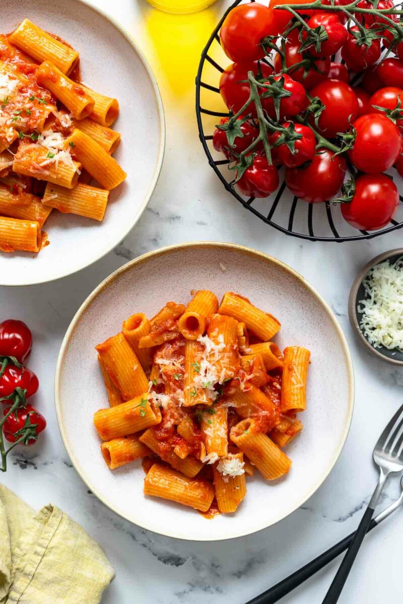 Pasta Amatriciana (Rigatoni all'amatriciana) Rezept mit Rigatoni, Guanciale, San Marzano Tomaten und Pecorino Romano Käse