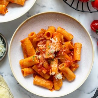 Pasta Amatriciana (Rigatoni all'amatriciana) Rezept mit Rigatoni, Guanciale, San Marzano Tomaten und Pecorino Romano Käse