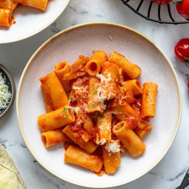 Pasta Amatriciana (Rigatoni all'amatriciana) Rezept mit Rigatoni, Guanciale, San Marzano Tomaten und Pecorino Romano Käse