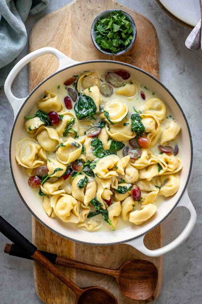 Tortellini in Gorgonzola Sahne Sauce Rezept mit Spinat und rote Trauben