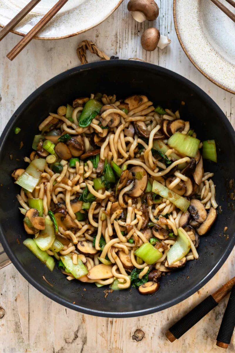 Udon Nudeln mit Pilzen Rezept mit Pak Choi in Hoisin Sauce