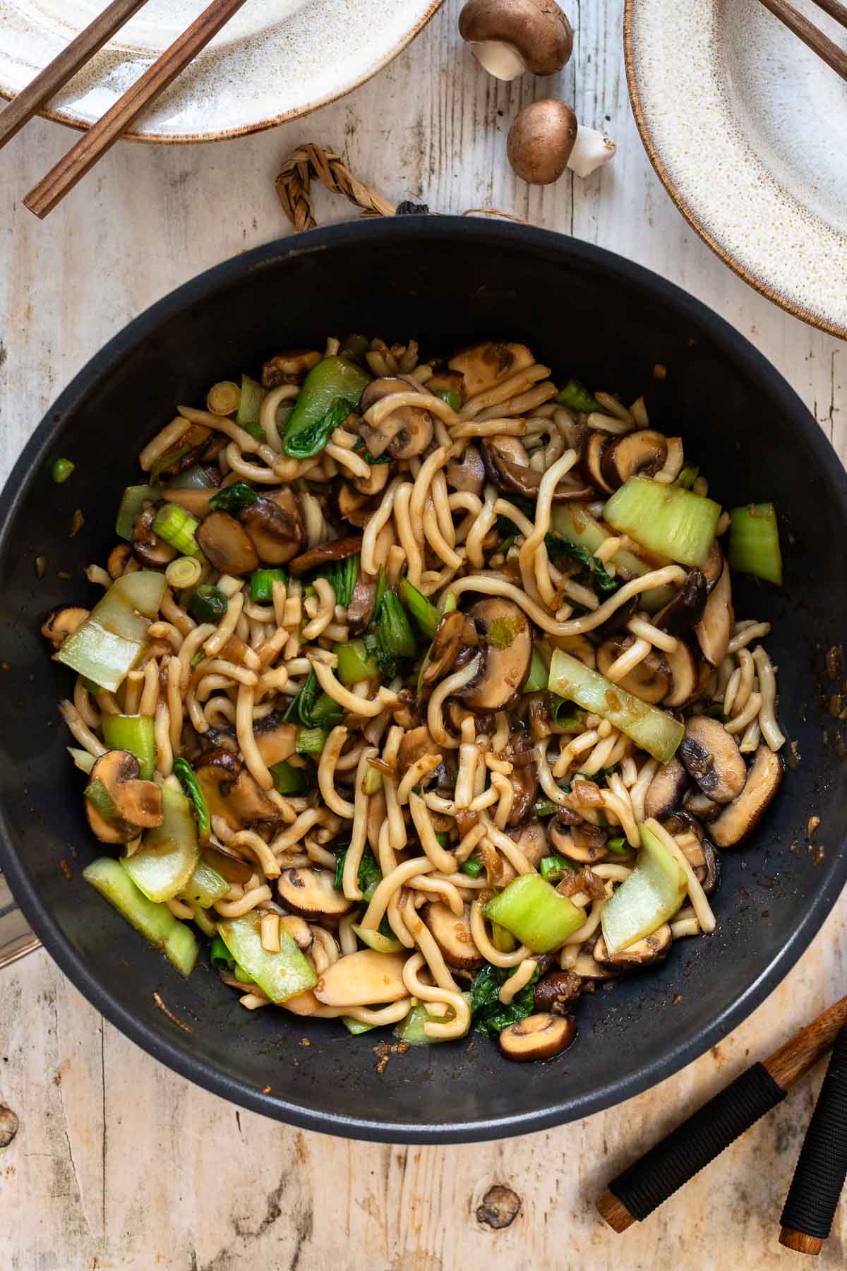 Udon Nudeln mit Pilzen in Hoisin Sauce | Rezept | Elle Republic